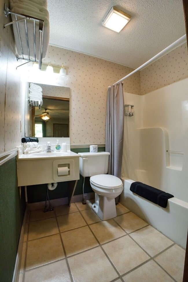 Photo - Fully Furnished Studio Apartment in Eddyville Unit 19