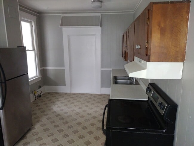 Photo - MAIN FLOOR LARGE APARTMENT