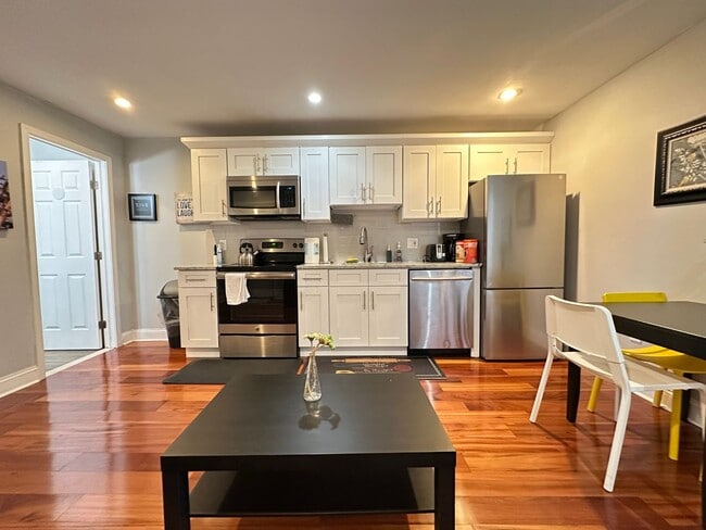 Building Photo - 1118 S 12th St Unit 2FL Rental