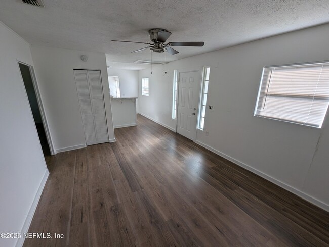 Photo - 3333 Myra St