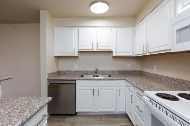 Building Photo - Freshly Renovated 2-Bedroom Las Vegas Condo