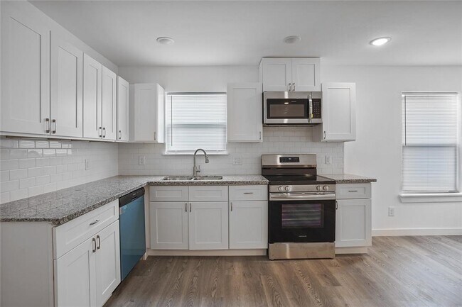 Photo - 9313 Hillis St