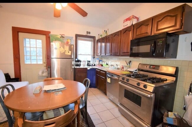 Building Photo - 12 Sewall Ave Unit 2