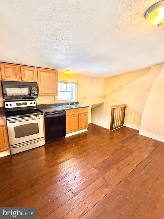 Building Photo - 149 Main St Unit 4