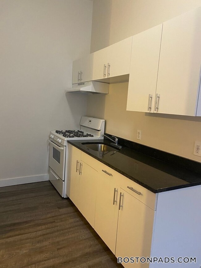 Building Photo - 655 Middle St Rental