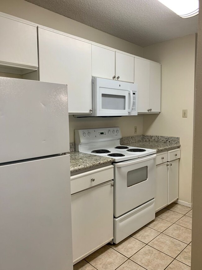 Building Photo - 1 bedroom on LSU bus route