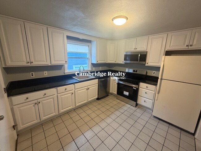 Building Photo - 90 Sylvia St Unit 2T