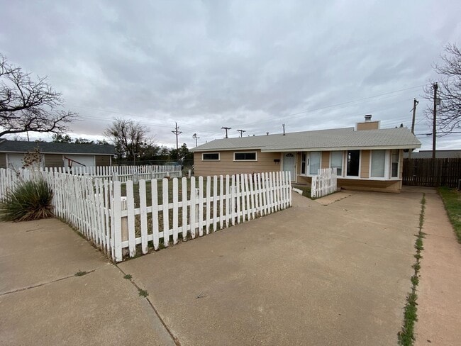 Building Photo - 3 Bed 1 Bath Now Available in east Lubbock Rental