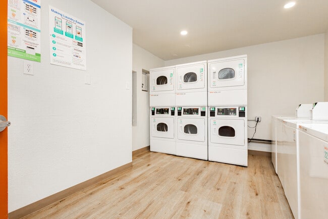 Building Photo - Courtyard 525 Apartments