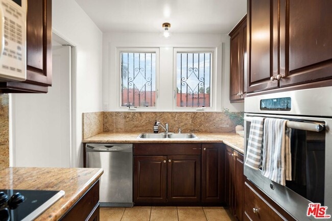 Photo - 535 N Poinsettia Pl