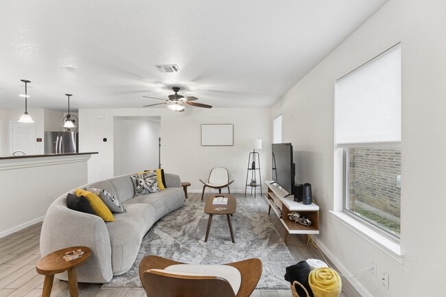 Photo - 903 Spello Cir
