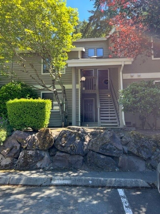 2 Bd / 1 Ba Kirkland Condo - 2 Bd / 1 Ba Kirkland Condo Unit D2