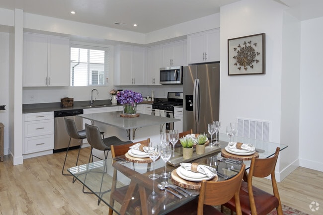 3BR, 2.5BA - 1,658 SF