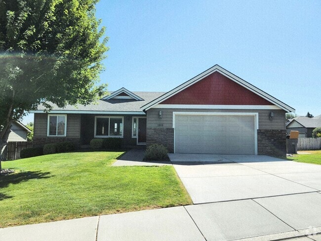 Building Photo - Single Story Home w/Huge Fenced Backyard!