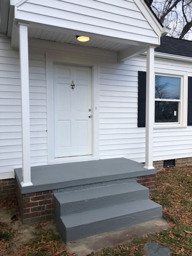 Building Photo - Four bedroom, 2 bath house in Burlington