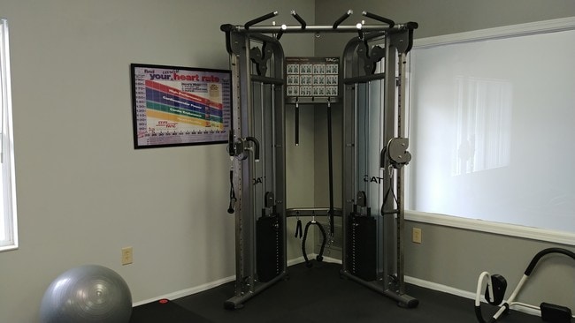 Gimnasio remodelado equipos con equipamiento nuevo - Forest Oaks Apartments
