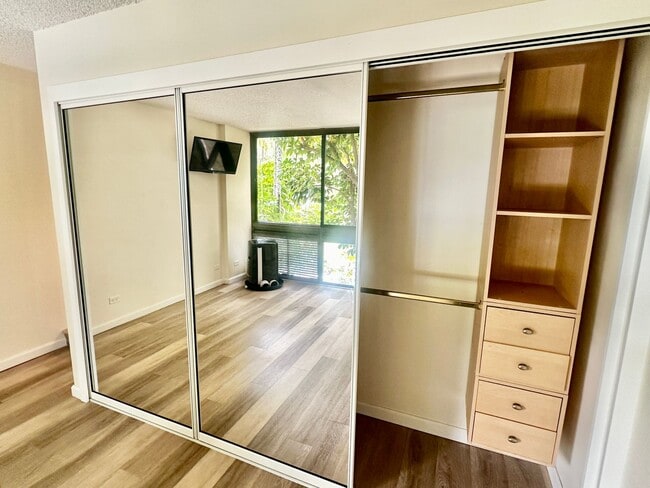 Photo - 1 bedroom in Highly Desirable building in Hawaii Kai Unit 3F