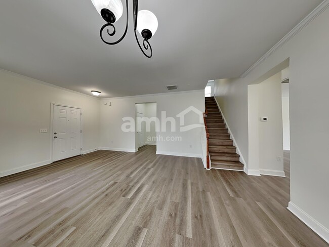 Photo - 404 Annaberg Ln