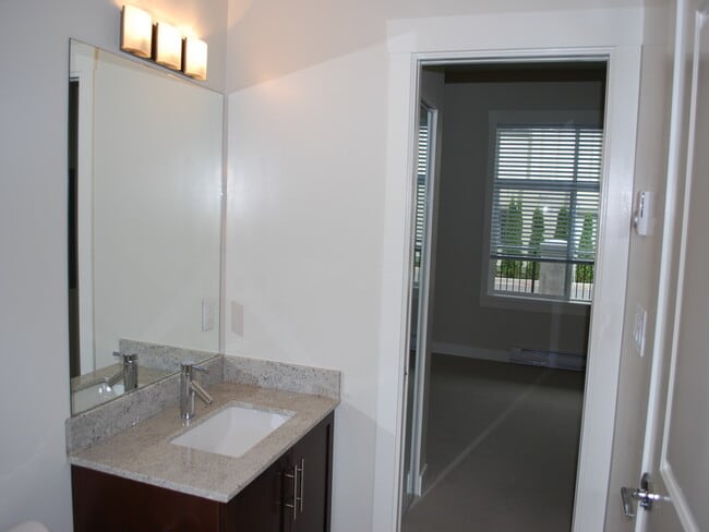 Photo - 662-662 Goldstream Ave