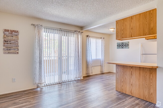 2BR, 2BA - 885SF