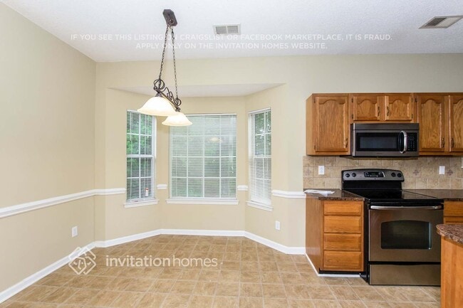 Photo - 1327 Yorkshire Pl NW