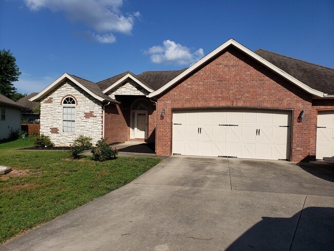 Building Photo - 3 Car Garage, South East Springfield - Cal... Rental