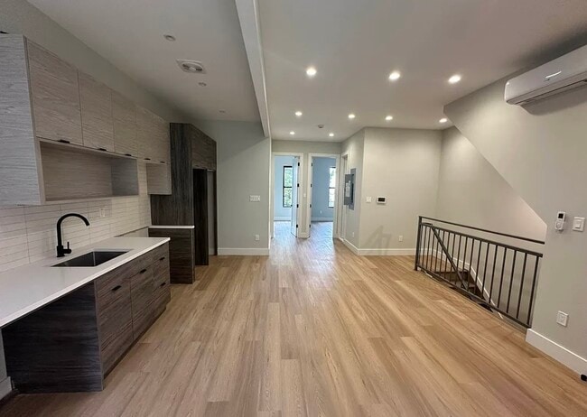 Building Photo - 90 Harman St Unit 2