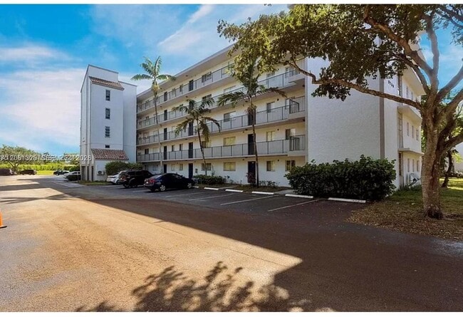 Photo - 8550 N Sherman Cir Unit 303