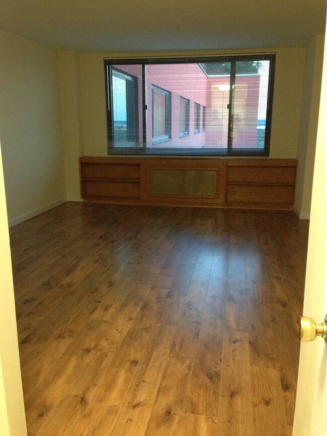 Building Photo - 1011 Arlington Blvd Unit 1037