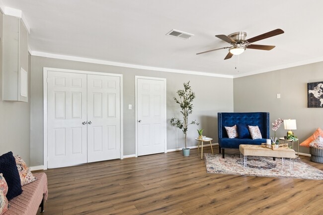 Photo - 1606 Oaks Dr