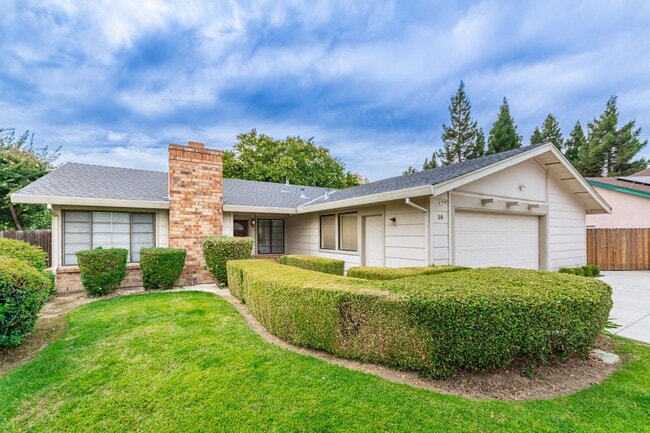 Building Photo - Pocket 3 Bedroom plus Den 2 Bath Home
