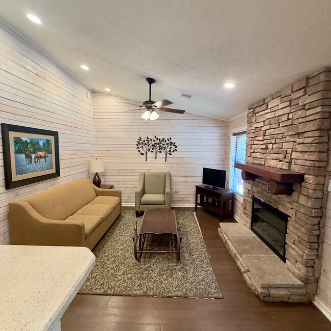Building Photo - 8680 Piney Shores Dr Unit Building 2