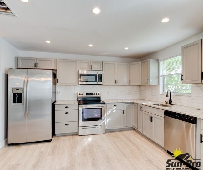 Photo - 743 Knollview Blvd
