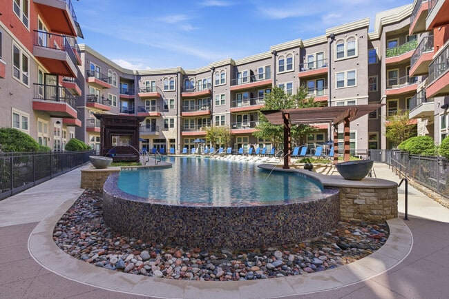 Piscina estilo resort - Capitol at Stonebriar