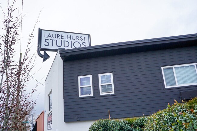 Building Photo - NE Top Floor Studio w/Vaulted Ceilings, Sk... Unit 204