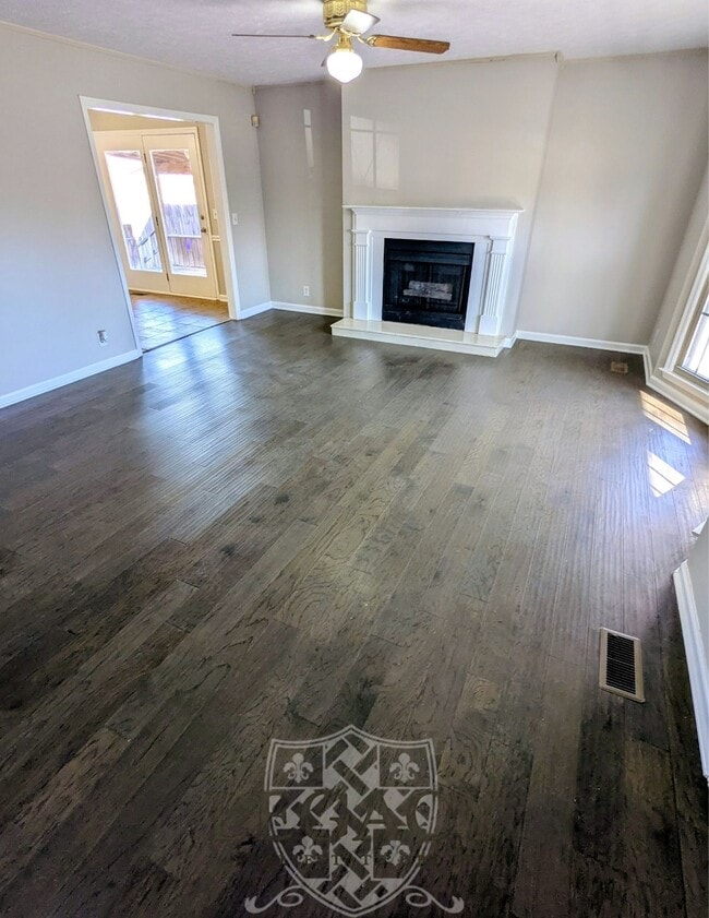 Photo - 221 Benefield Dr