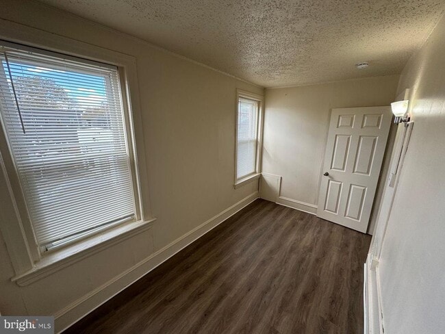 Building Photo - 620 W 2nd St