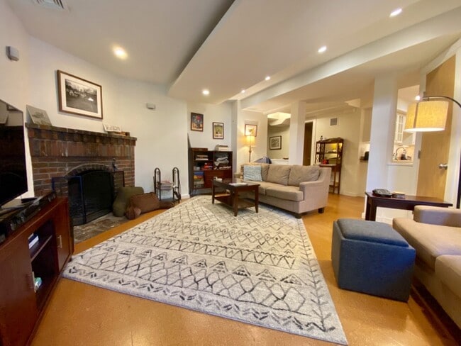 Building Photo - 118 Mason Ter Unit 2