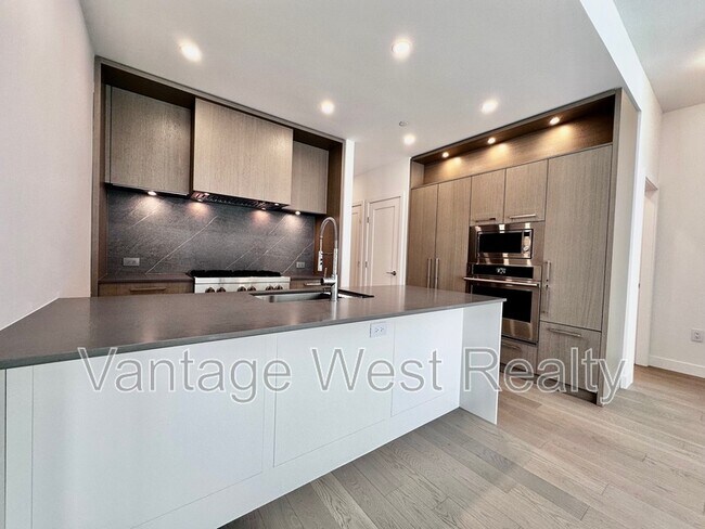 3389 Lakeshore Rd