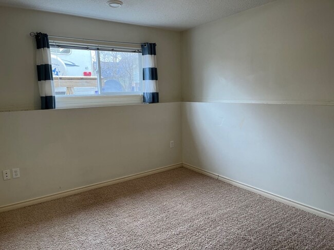 Photo - 3 Bed 1 Bath Unit in Olds, AB Unit 4808B