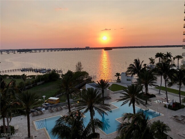 Photo - 3000 Oasis Grand Blvd Unidad 2107