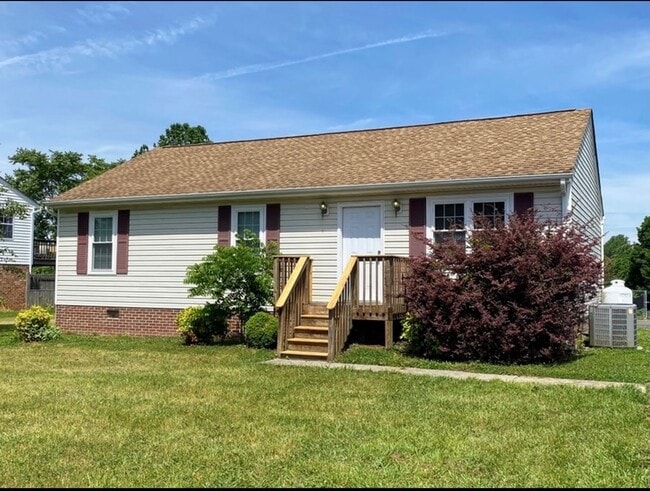 Building Photo - 3 Bedroom w Fenced yard Campbell County