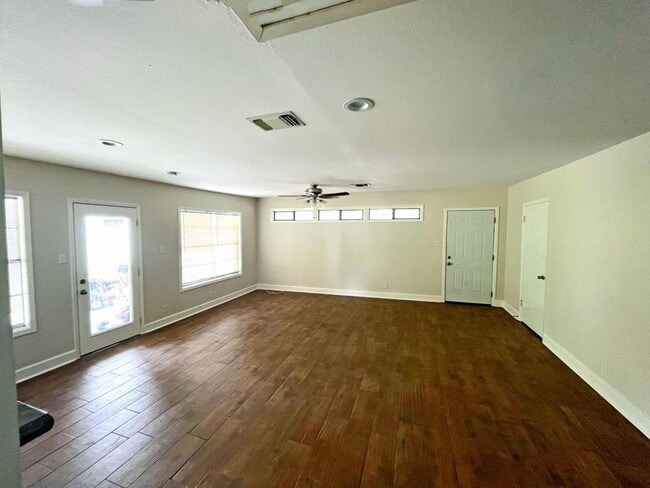 Photo - 701 Gardenia Ln