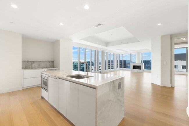 Building Photo - 133 Seaport Blvd Unit PH2A