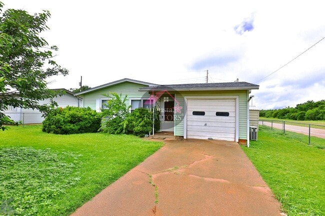 Building Photo - 3 Bedroom With Fresh Updates!