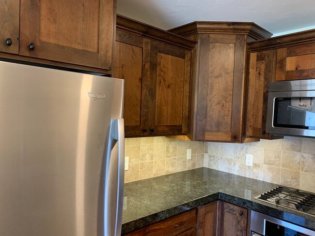 Kitchen (Refrigerator, Microwave, Gas Range, Oven) - 11093 S Hampton Way Unit Basement Walkout