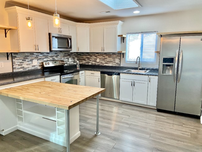Photo - 305 Redwood Dr