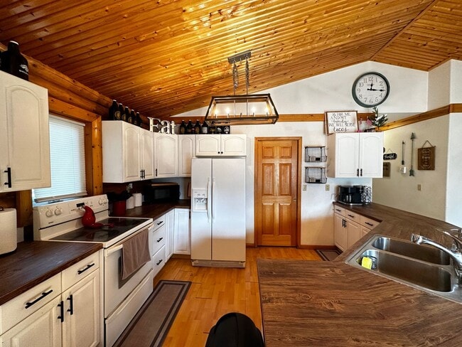 Photo - 3 Bed/2 Bath/2 Car Garage/Dogs Allowed