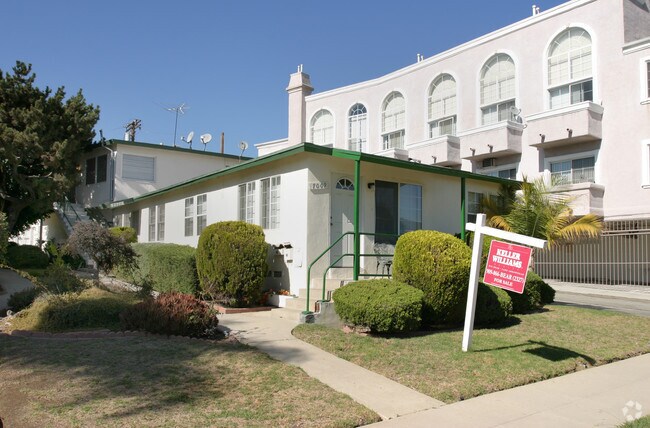 7009-7011 Flight Ave
