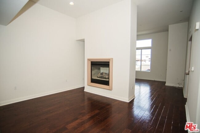 Building Photo - 5831 Seawalk Dr Unit 221 Rental
